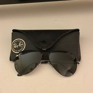 Black Ray-Ban aviators